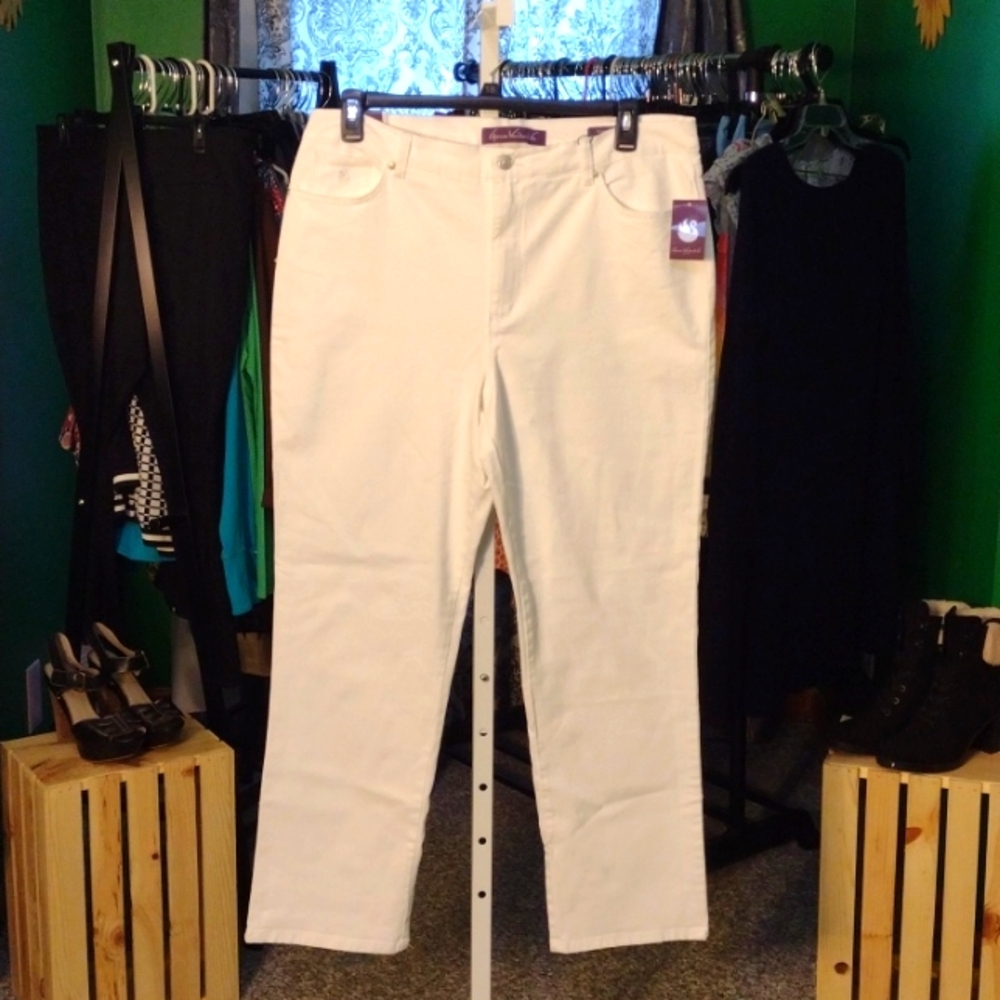 New, Gloria Vanderbilt, white denim pants, size 18